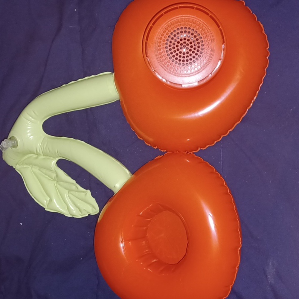 Floating bluetooth speaker